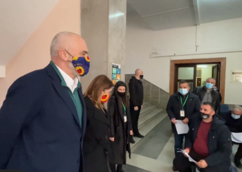 “Mbi 48 mijë persona kanë marrë…”/ Manastirliu tregon se kush do të vaksinohet me “Sputnik V”: Shqipëria ka siguruar 90 mijë doza