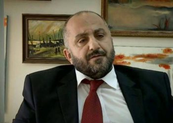“Hyre me këmbën e majtë në politikë…”, Juristi kritika Albin Kurtit: Ndryshim nuk do të thotë të riciklosh Berishën e Metën