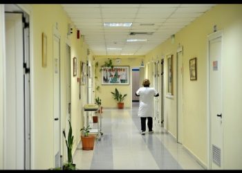 Pacienti vdes në banesë/ Mjekja në Durrës arrestohet për mjekim të pakujdesshëm