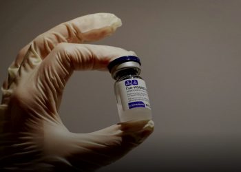Mbi 60% e rusëve nuk pranojnë të marrin ‘Sputnik V’: Covid u krijua në laborator…