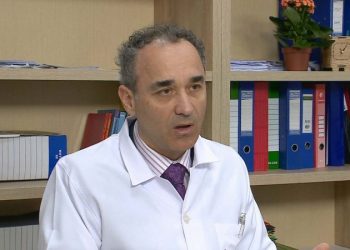 “Ngarkesa virale ka të bëjë shumë”/ Mjeku Stroni: Nëse një anëtar i familjes e kalon rëndë COVID, edhe të tjerët do kenë…