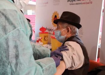 Vijon vaksinimi i të moshuarve/ Komentet e tyre për procesin: Nuk e ndjeva fare, jam shumë i kënaqur