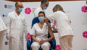 COVID-19/ Italia e bën të detyrueshme vaksinën për punonjësit shëndetësorë