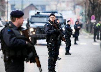 Grup kriminal për trafik emigrantësh në Prishtinë, vihen në pranga 9 persona, 2 nën hetim