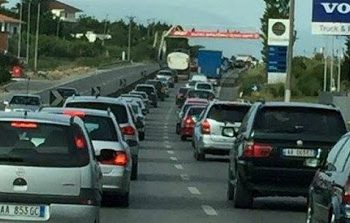 Trafik i dendur në hyrjen e kryeqytetit, radhë të gjata në autostradën Tiranë-Durrës
