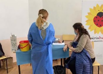 Vaksinimi, mjeku flet për rreziqet: Janë krejtësisht të papërfillshme!