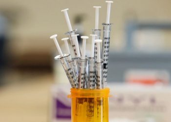 Vijnë sot për t’u vaksinuar në Kukës 250 bluza të bardha nga Kosova