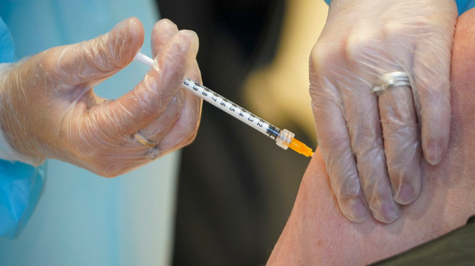 Studimi: Një dozë vaksine ul rrezikun e Covid-19 në të gjitha grupmoshat