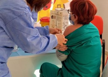 Procesi i vaksinimit/ Sot pritet të mbërrijnë 15 mijë vaksina të Pfizer, brenda 10 ditësh vijnë edhe 14,400 vaksina të AstraZeneca