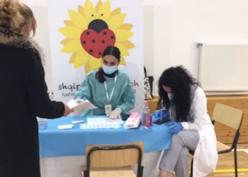 Pas bluzave të bardha, në Vlorë nis vaksinimi i mësuesve