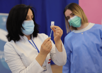 Nis vaksinimi i mjekëve në Kosovë, të moshuarit kërkojnë marrjen e dozave