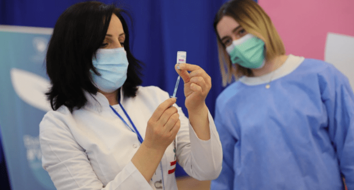 Nis vaksinimi i mjekëve në Kosovë, të moshuarit kërkojnë marrjen e dozave