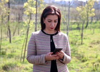 Dita e Mësuesit/ Ministrja Kushi, telefonatë surprizë urimi për mësuesen e saj kujdestare të gjimnazit