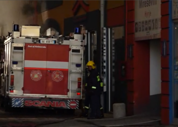 Zjarri te qendra tregtare, i afërmi i 33-vjeçarit të zhdukur futet në magazinë dhe nuk pranon të dalë