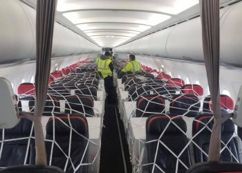 Rama publikon fotot: 208 mijë vaksina zbresin sot në Rinas