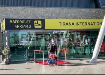 Bllokimi i aeroportit, qytetarja: Unë humba nënën e këta nuk po na lënë as ta varrosim në vendlindje!