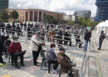 FOTO: Rradhë të gjata për vaksinim në sheshin Skënderbej, qytetarët presin rreth 1 orë për formularët