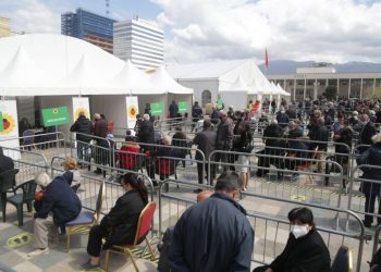 FOTO: Rradhë të gjata për vaksinim në sheshin Skënderbej, qytetarët presin rreth 1 orë për formularët