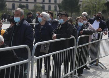 FOTO: Rradhë të gjata për vaksinim në sheshin Skënderbej, qytetarët presin rreth 1 orë për formularët