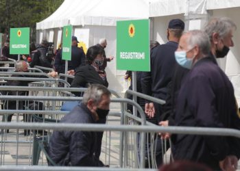 FOTO: Rradhë të gjata për vaksinim në sheshin Skënderbej, qytetarët presin rreth 1 orë për formularët