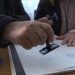Debate në Korçë/ Komisionerët e PD marrin vulat dhe ia mbathin, bllokohet votimi në Libonik