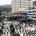 VIDEO: Me pankarta dhe flamuj kuqezi në Librazhd, qindra të rinj presin Ramën në bulevard
