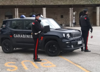Itali/Policia u ngre tabelën ndaluese, por shqiptarët e flakin vazon me kokainë nga makina