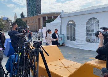 Nis vaksinimi i gazetarëve të terrenit, Manastirliu mbërrin në sheshin “Skënderbej”
