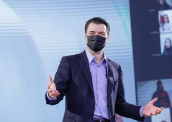 Basha i uron besimtarët katolikë për Pashkët, pa e lënë politikën: Ditë më të mira po vijnë!