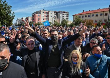 Rreziku nga grumbullimet në fushatë / Epidemiologët: Pritet rritje e të infektuarve gjatë prillit