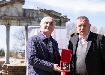 Meta në fushatë de facto i jep një “dorë” partisë: “Mjeshtër i Madh” për aktorë, humoristë e shkrimtarë të këtij qarku