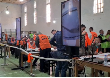 Debate për fletët e pavlefshme në Durrës, ndërpritet numërimi prej orësh në KZAZ 22