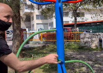 VIDEO/ Shembulli i bukur në Greqi, prindërit shqiptarë në Lamia lyejnë lodrat e parkut