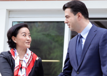 Zgjedhjet e 25 prillit/ Ambasadorja Yuri Kim i shkon Lulzim Bashës në zyrë