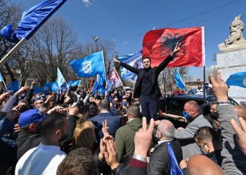 Mitingjet e Bashës për fushatë, 54% e shqiptarëve: Po kërcënon shëndetin publik, të fitosh zgjedhjet më e rëndësishme se rregullat