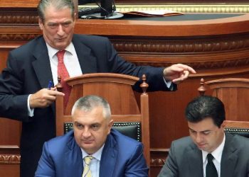 ‘Kontrollorët’ e vërtetë që kanë bllokuar aeroportin dhe vaksinat