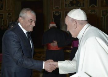 “Pashkët na frymëzojnë se e mira mund të keqen dhe jeta triumfon”, Ruçi uron besimtarët katolikë