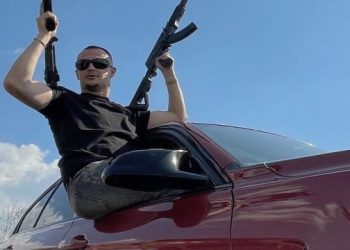 Don Xhoni si ‘gangster’ me dy kallashnikovë/ Policia i zbarkon në shtëpi reperit: I kisha për videoklip