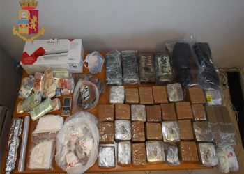 Dy shqiptarët arrestohen bashkë me gratë e tyre, kapen me rreth 45 kg drogë e qindra mijëra euro