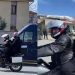 VIDEO / Rama provon edhe motorin, turisti i huaj i bën xhiro në Kolonjë
