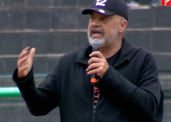 Rama sfidon me mesazhin e të moshuarës: Basha fle 9 vite, zgjohet 9 ditë dhe punon 9 orë