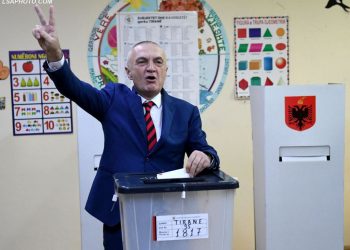 Ilir Meta e ktheu të dielën, edhe në një referendum kundër apo pro SHBA-së, ose kundër dhe pro tij