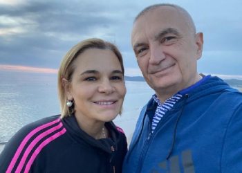 “Me SuperMonën, gati për të festuar”, Meta publikon foto me Kryemadhin nga Gjiri i Lalzit