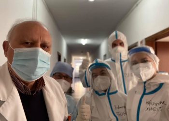 “Mos e refuzoni vaksinën dhe zbatoni masat”/ Mesazhi mjekut Kalo: Jemi ende larg fitores