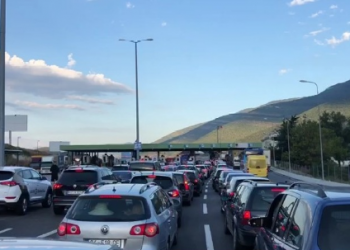 Fundjava sjell rradhë të gjata në Morinë, turistët nga Kosova dynden drejt Shqipërisë