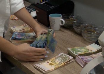 Për 1 vit pandemi, shqiptarët kursyen në banka 740 milionë $