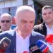 “U njoftuam për disa problematika, shpresoj të jenë…”/ Meta zbret në terren: Kujt nuk i pëlqejnë dy gishtat unë ngre dhe grushtin