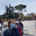 “Procesi po vijon me moshat mbi 65 vjeç”/ Manastirliu ndjek vaksinimin në Sheshin ‘Skëndërbej’: Nga e hëna…