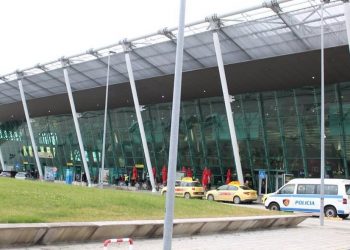 “Këta janë kafshë”, qytetarja thirrje pas bllokimit të aeroportit: Im bir po lufton me vdekjen, duhet kuruar patjetër jashtë!