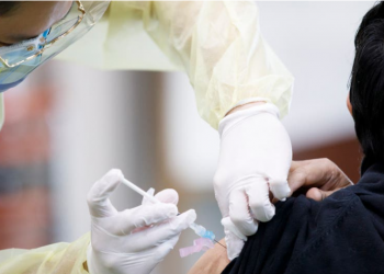 Marrja e vaksinës gjatë Ramazanit nuk e prish agjërimin, thonë mjekët myslimanë